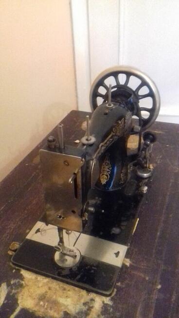 Zabytkowa maszyna do szycia z żeliwną podstawą