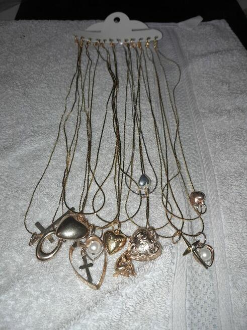 Sprzedawanie biżuteri w kolorze złota