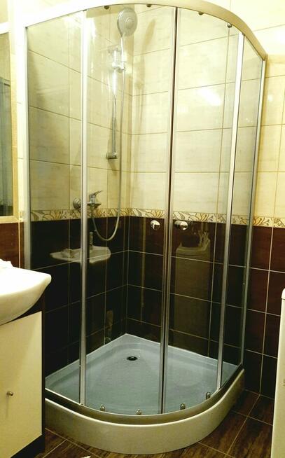 Brodzik, kabina prysznicowa, bateria - profesjonalny montaż.