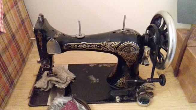 Zabytkowa maszyna do szycia z żeliwną podstawą