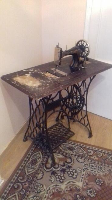Zabytkowa maszyna do szycia z żeliwną podstawą