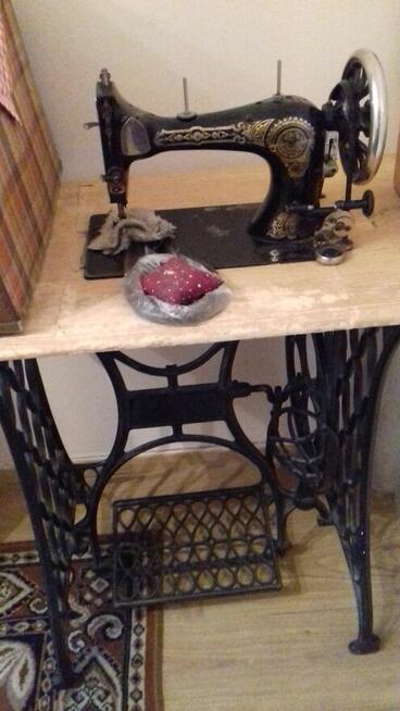 Zabytkowa maszyna do szycia z żeliwną podstawą