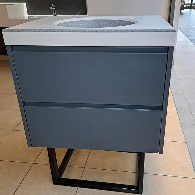 Szafka łazienkowa z owalną umywalką zintegrowaną z blatem