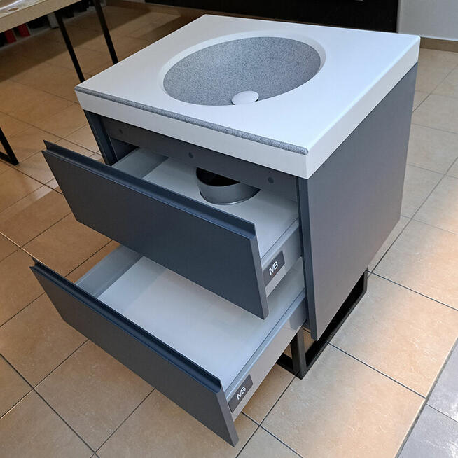 Szafka łazienkowa z owalną umywalką zintegrowaną z blatem