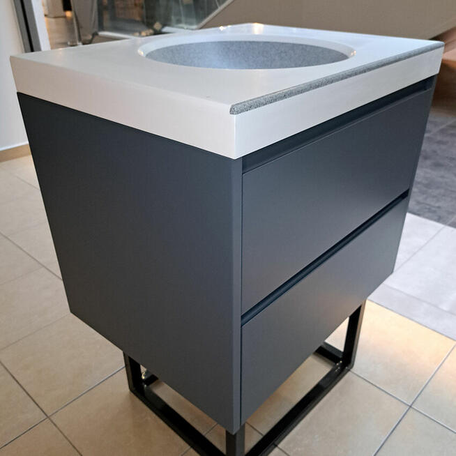 Szafka łazienkowa z owalną umywalką zintegrowaną z blatem