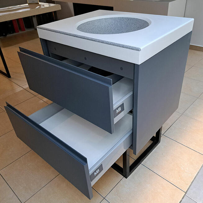 Szafka łazienkowa z owalną umywalką zintegrowaną z blatem