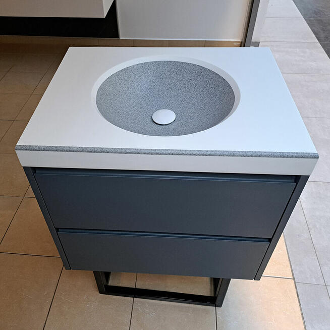 Szafka łazienkowa z owalną umywalką zintegrowaną z blatem