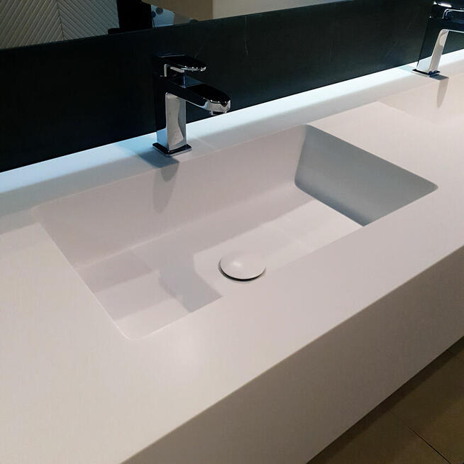 Umywalka trójstanowiskowa wykonana z kompozytu mineralnego