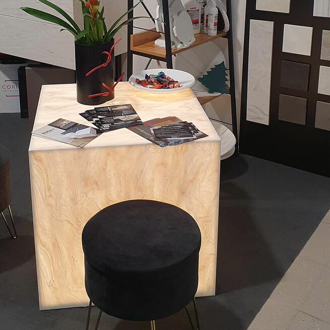 Podświetlany stolik kawowy wykonany z kompozytu