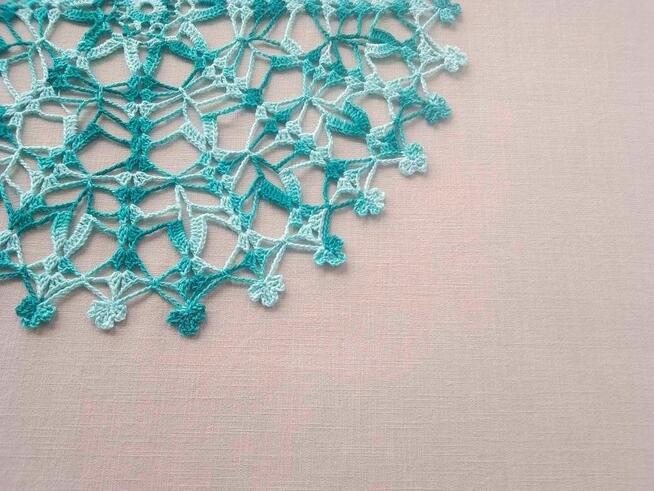 Szydełkowa serwetka listki koniczyny (34 cm)