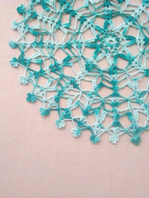 Szydełkowa serwetka listki koniczyny (34 cm)