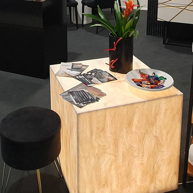 Podświetlany stolik kawowy wykonany z kompozytu