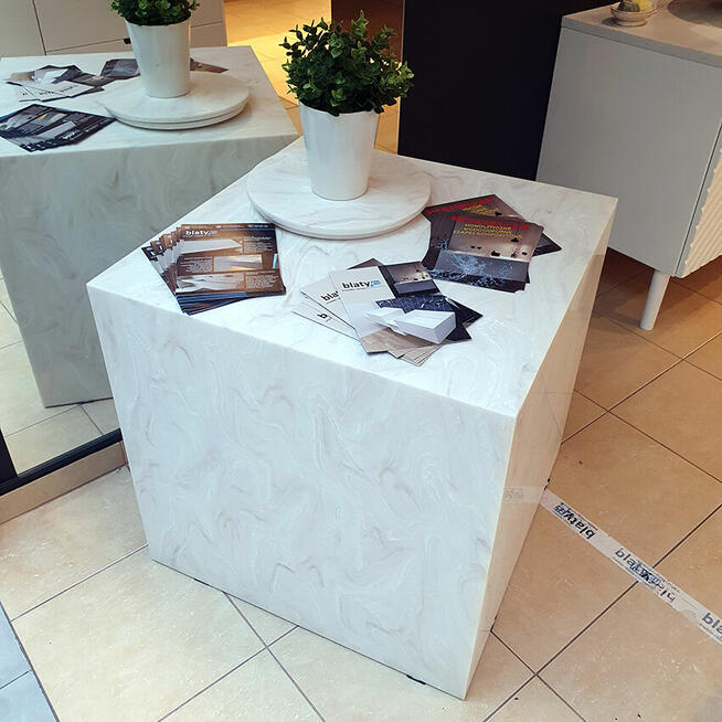 Podświetlany stolik kawowy wykonany z kompozytu