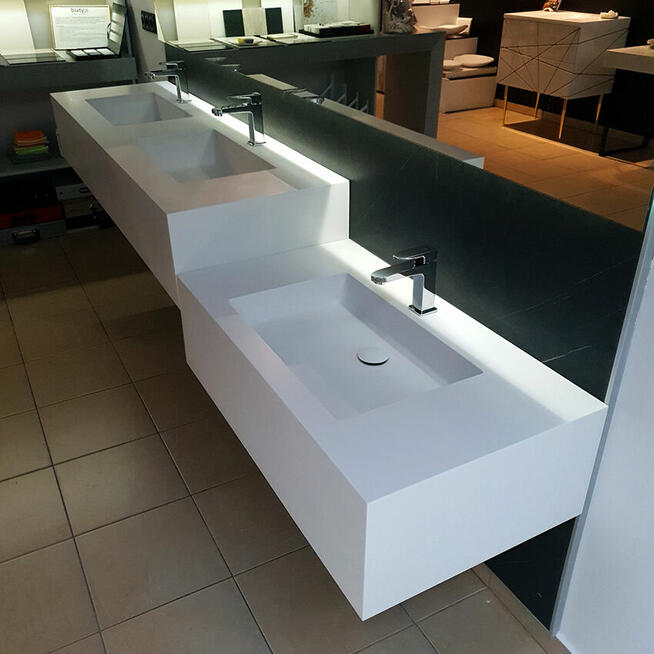 Umywalka trójstanowiskowa wykonana z kompozytu mineralnego