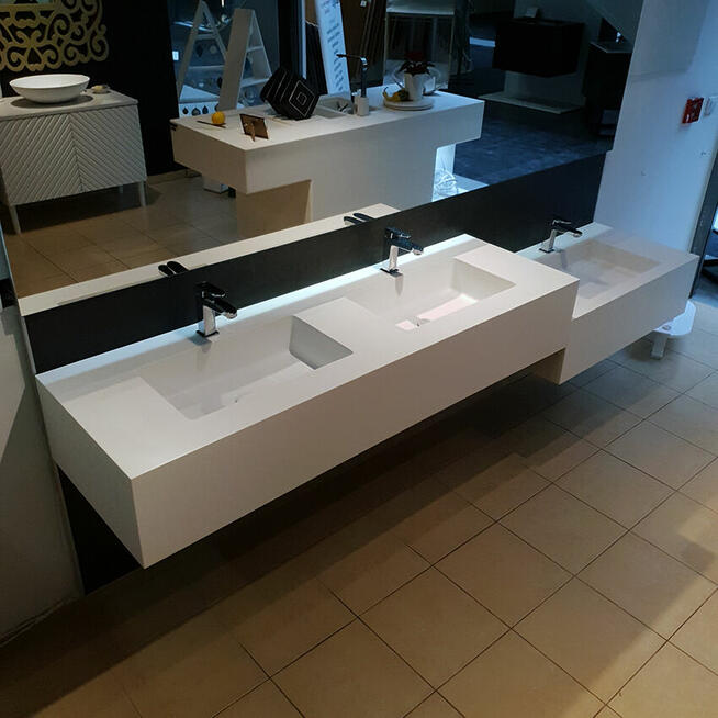 Umywalka trójstanowiskowa wykonana z kompozytu mineralnego