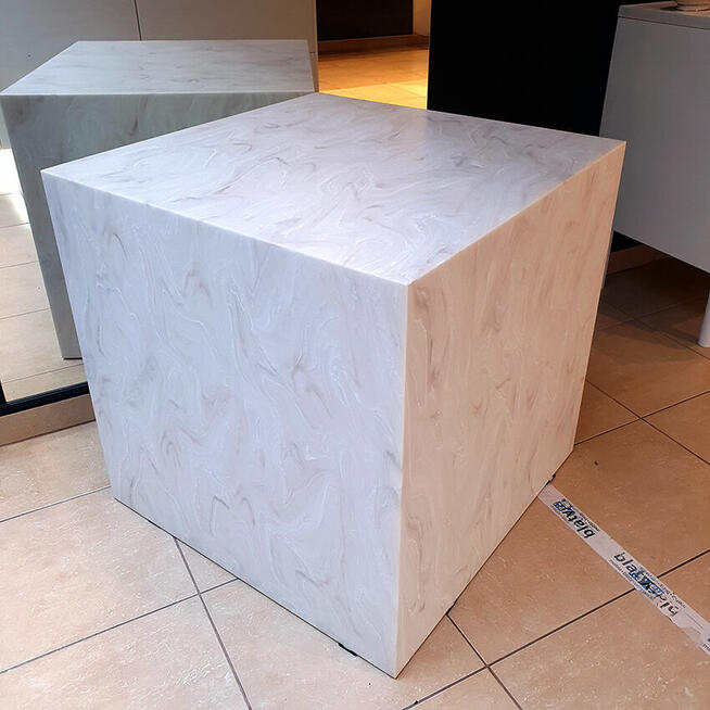 Podświetlany stolik kawowy wykonany z kompozytu