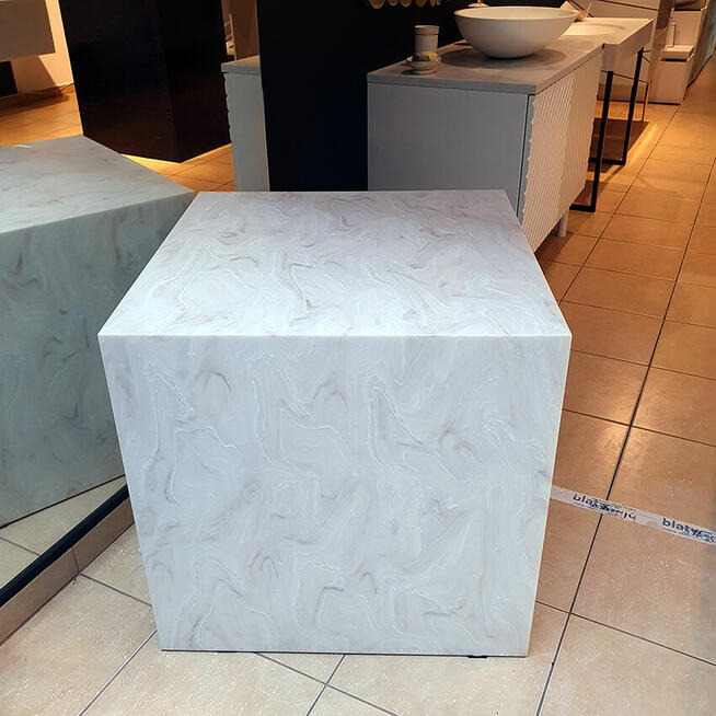 Podświetlany stolik kawowy wykonany z kompozytu