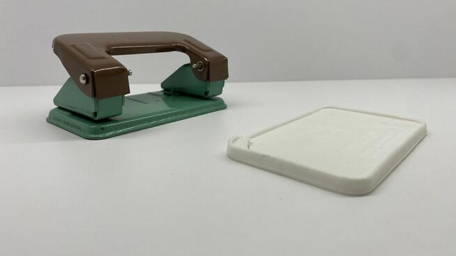 Dziurkacz do kartek z epoki PRL / Kult i tradycja