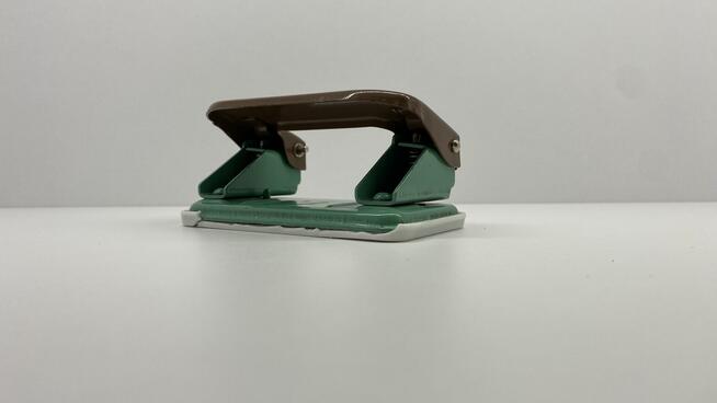 Dziurkacz do kartek z epoki PRL / Kult i tradycja