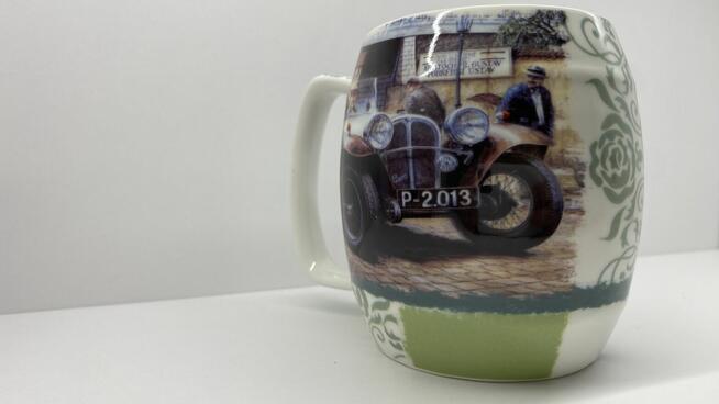 Kubek ceramiczny solidny z klasycznymi samochodami