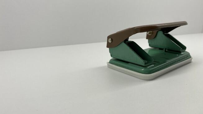 Dziurkacz do kartek z epoki PRL / Kult i tradycja