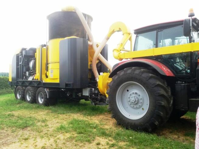 Kombajn mobilny do produkcji agropelletu z biomasy.