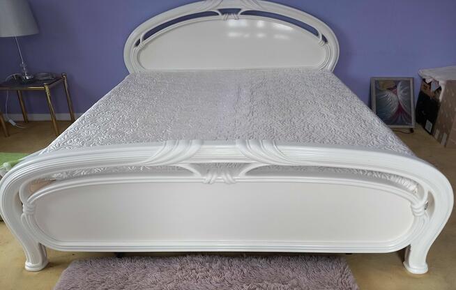 Eleganckie łóżko włoskie drewno, biały lakier wymiar 180 x 2