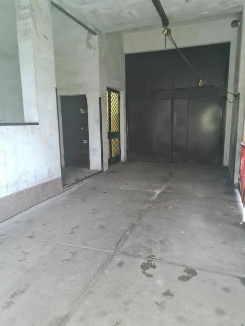 Atrakcyjny duży garaż hala garażowa z podnośnikami kolumnowymi