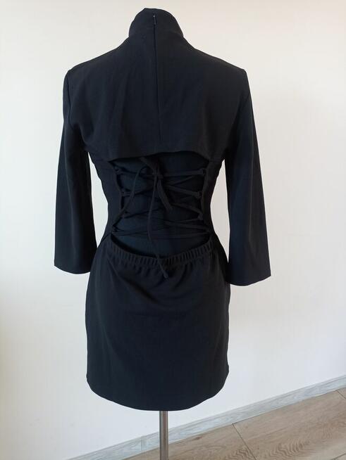 Sukienka klasyczna mała czarna z efektownym wiązaniem r. L 4