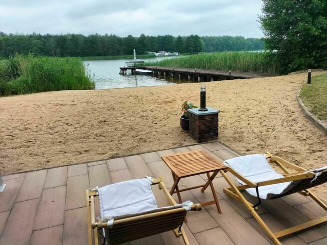 Dom nad jeziorem Mazury. Prywatna plaża i pomost.