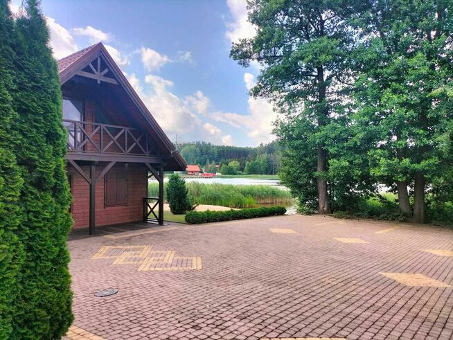 Dom nad jeziorem Mazury. Prywatna plaża i pomost.
