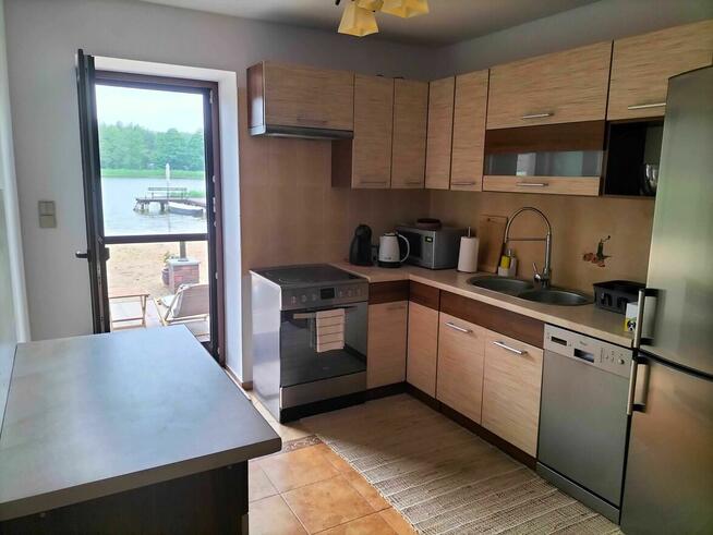 Dom nad jeziorem Mazury. Prywatna plaża i pomost.