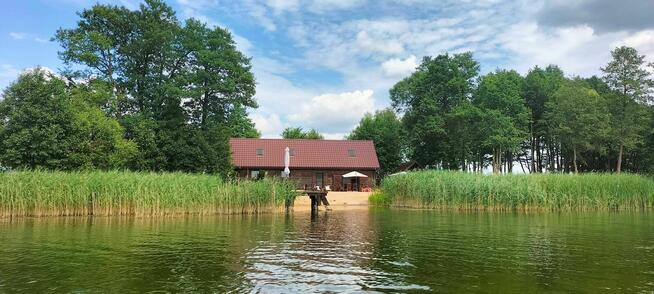 Dom nad jeziorem Mazury. Prywatna plaża i pomost.
