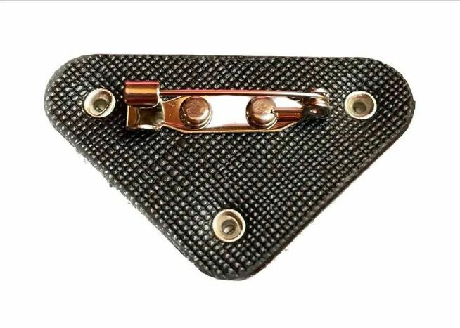 Broszka Prada srebrne logo