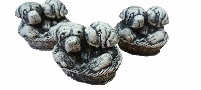 Pieski w koszyczku odlew piesków dekoracja