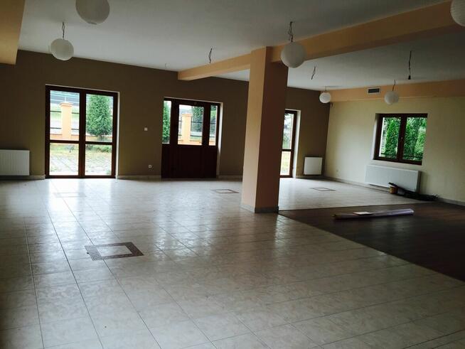 Obiekt komercyjny z gruntem 3800 mkw i dużym parkingiem DK94