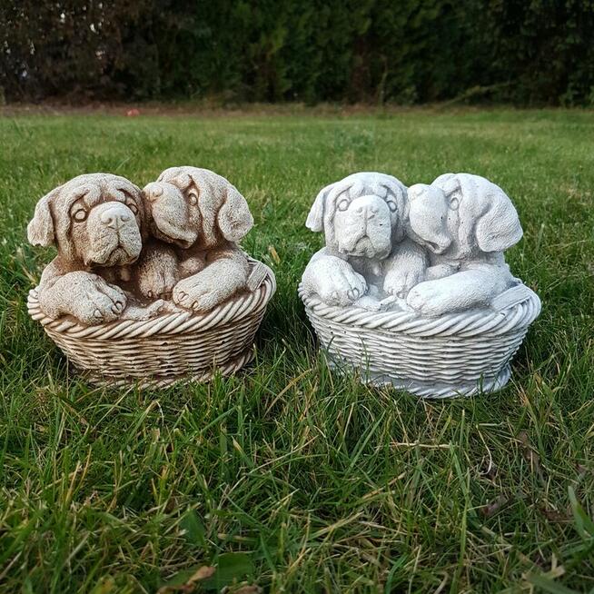Pieski w koszyczku odlew piesków dekoracja