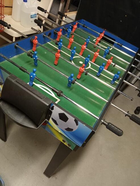 Gra w piłkarzy i bolard