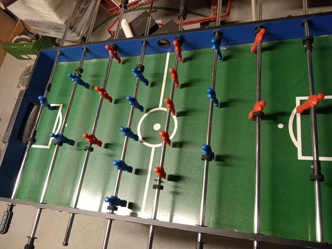 Gra w piłkarzy i bolard