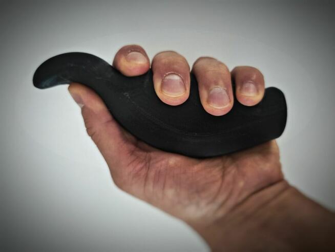 Przyrząd do masażu odciążający kciuk