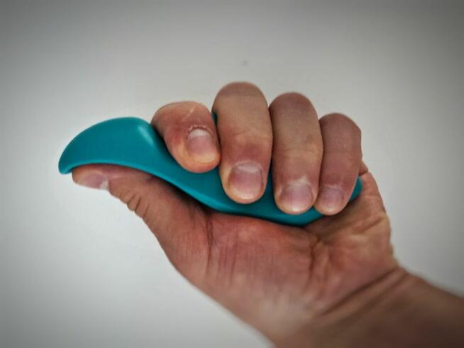 Przyrząd do masażu odciążający kciuk