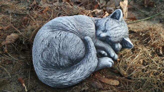 Kotek śpiący figurka kota odlew