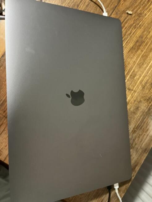 MacBook 2019 16 gb I7