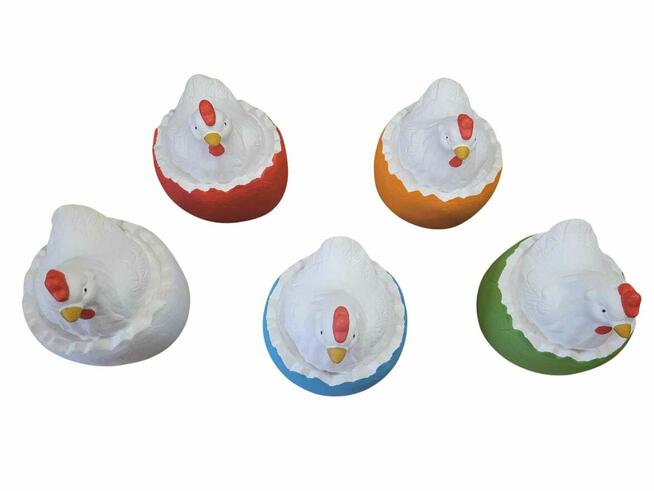 Kura na jajku figurka kury na pisance
