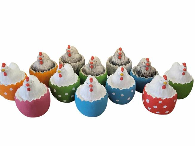 Kura na jajku figurka kury na pisance