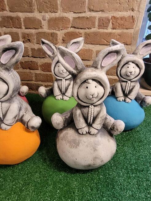 Królik na jajku Zajączek wielkanocny mega króliczek