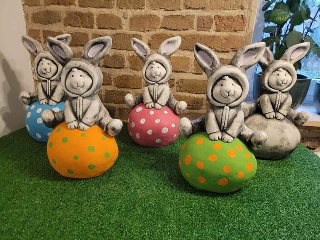 Królik na jajku Zajączek wielkanocny mega króliczek