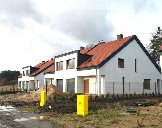 Bliźniak w Dywitach w spokojnej okolicy