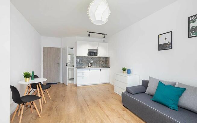 Kawalerka w Pięknym Apartamentowcu obok Dw. Fabryczna