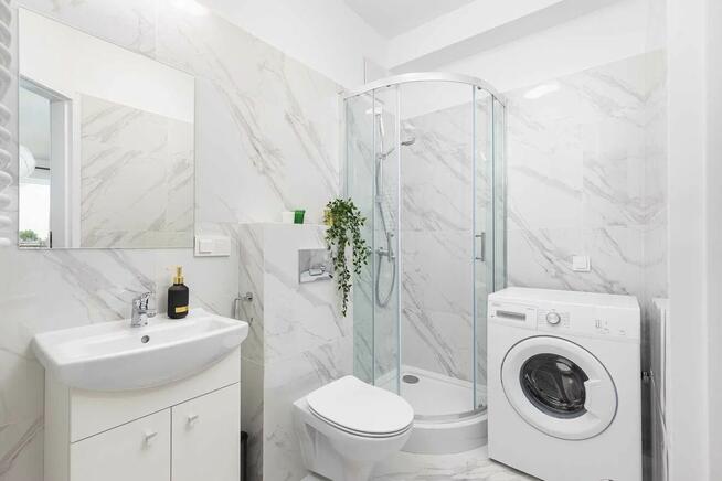 Kawalerka w Pięknym Apartamentowcu obok Dw. Fabryczna